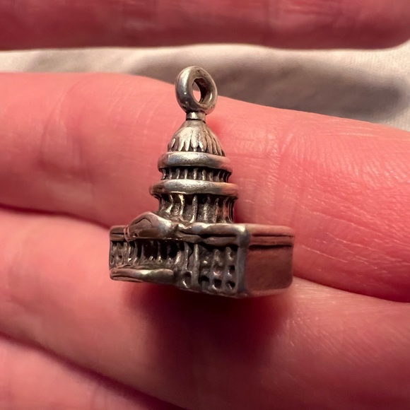 Vintage solid sterling silver Capitol Building Washington D.C. charm pendant - Picture 5 of 10